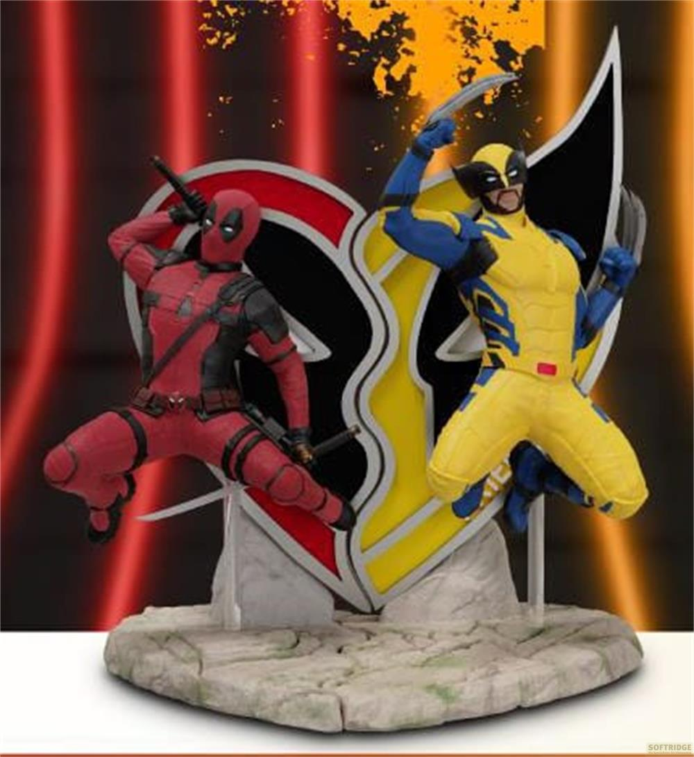 Deadpool und Wolverine Actionfiguren auf einem geteilten Herz-Sockel.