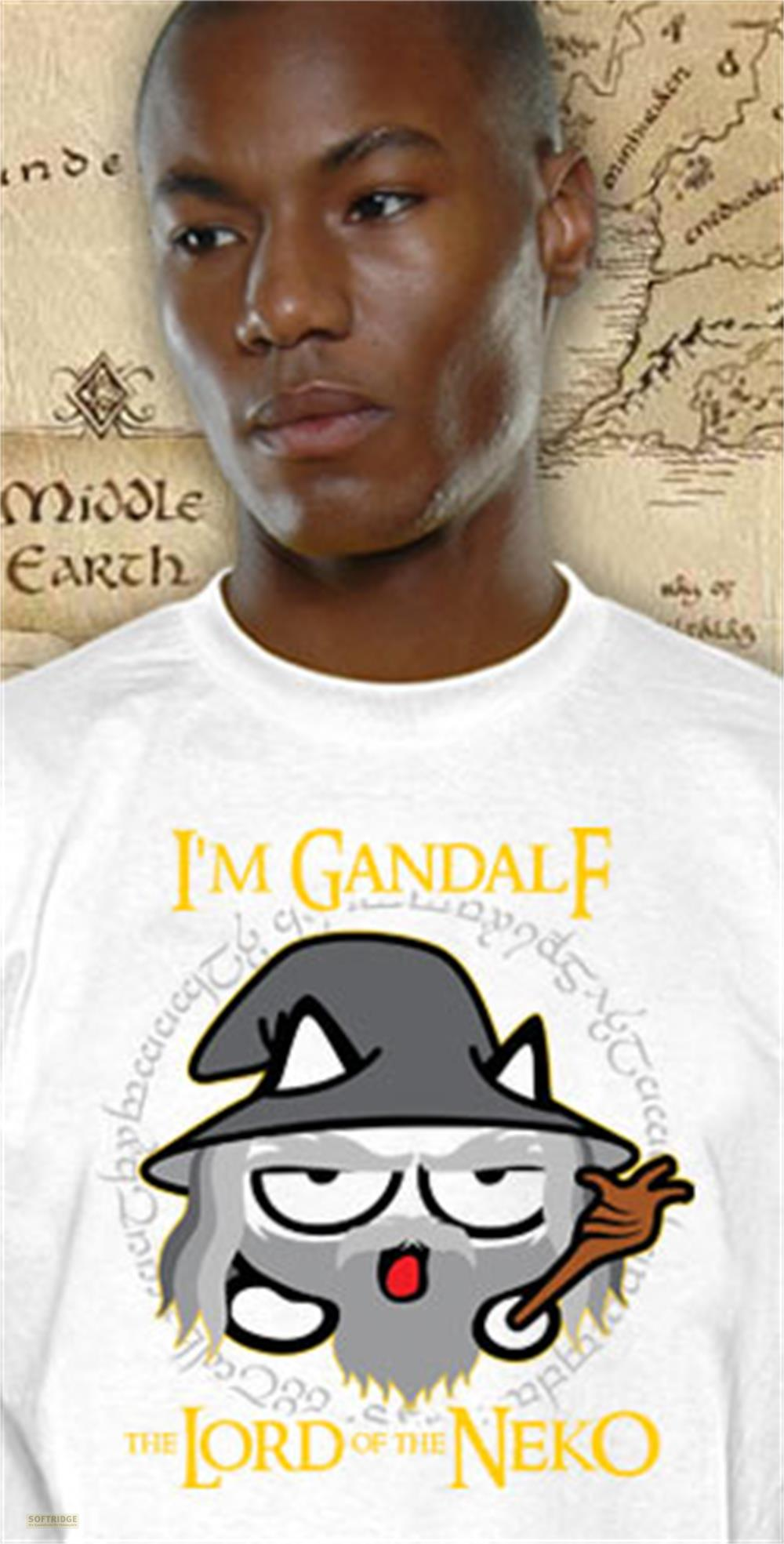 Ein Mann trägt ein weißes T-Shirt mit einer Cartoon-Zaubererkatze. Text: 'I'm Gandalf'