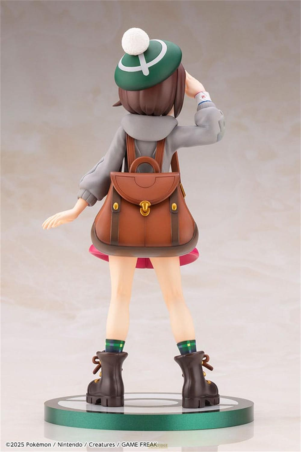 Una figura con zaino marrone, felpa grigia, cappello verde e stivali.