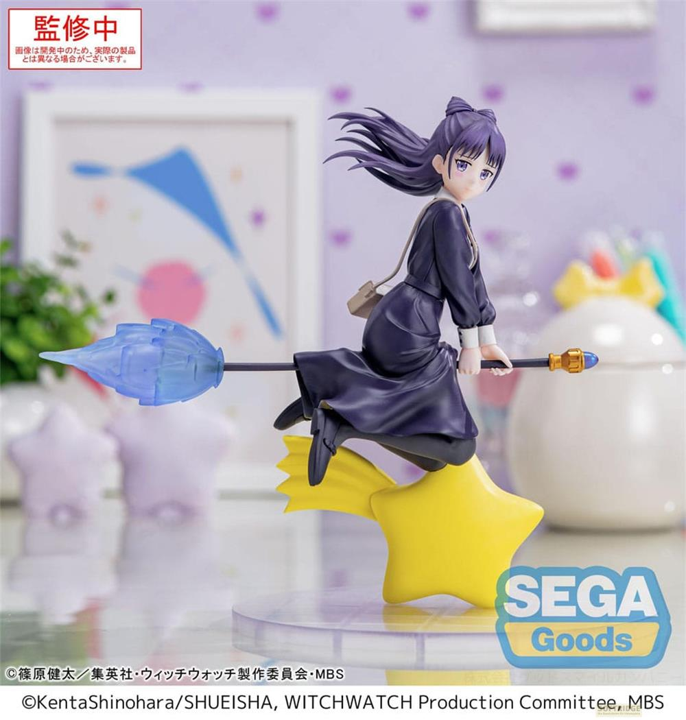 Anime-Figur einer Hexe auf einem Besen mit Sternenantrieb vor einem lila Hintergrund.