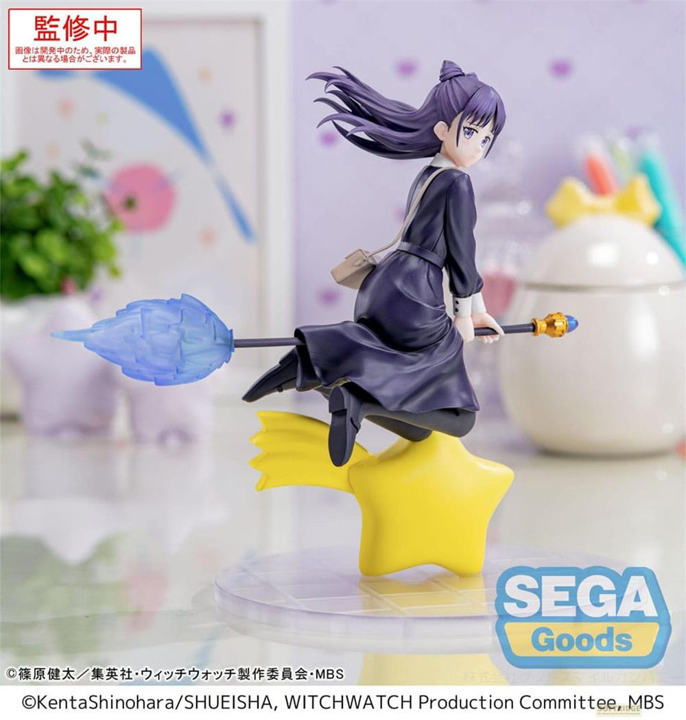 Anime-Figur eines Mädchens mit lila Haaren fliegt auf einem Besen über einen gelben Stern.