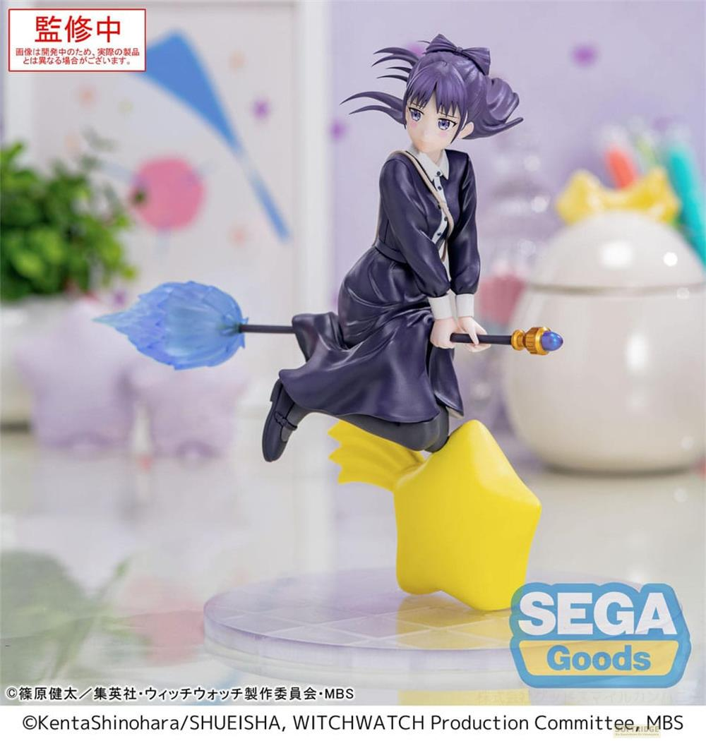 Eine Figur eines Anime-Mädchens mit lila Haaren fliegt auf einem Besen mit blauen Flammen.