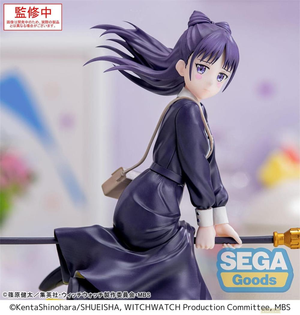 Eine Figur eines Anime-Mädchens mit lila Haaren, das auf einem Besen reitet.