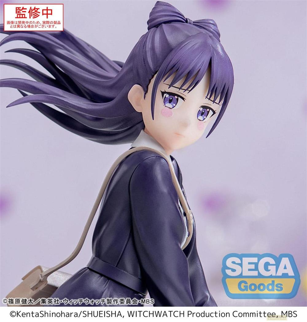 Anime-Figur einer jungen Frau mit lila Haaren und Schuluniform.