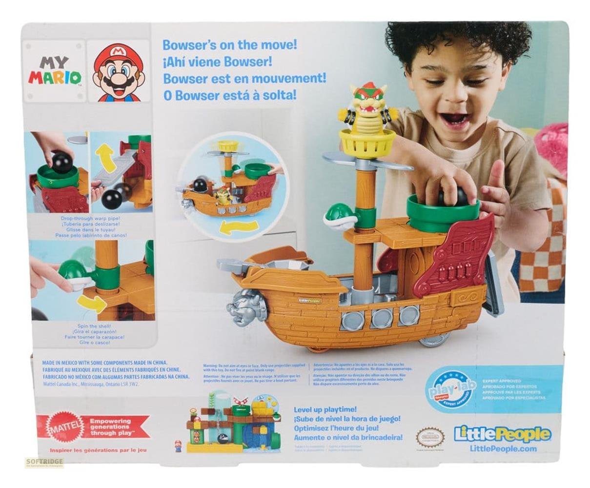 Ein Junge spielt mit Bowsers Schiff von Little People. Es ist aus Holz und hat rote Segel.