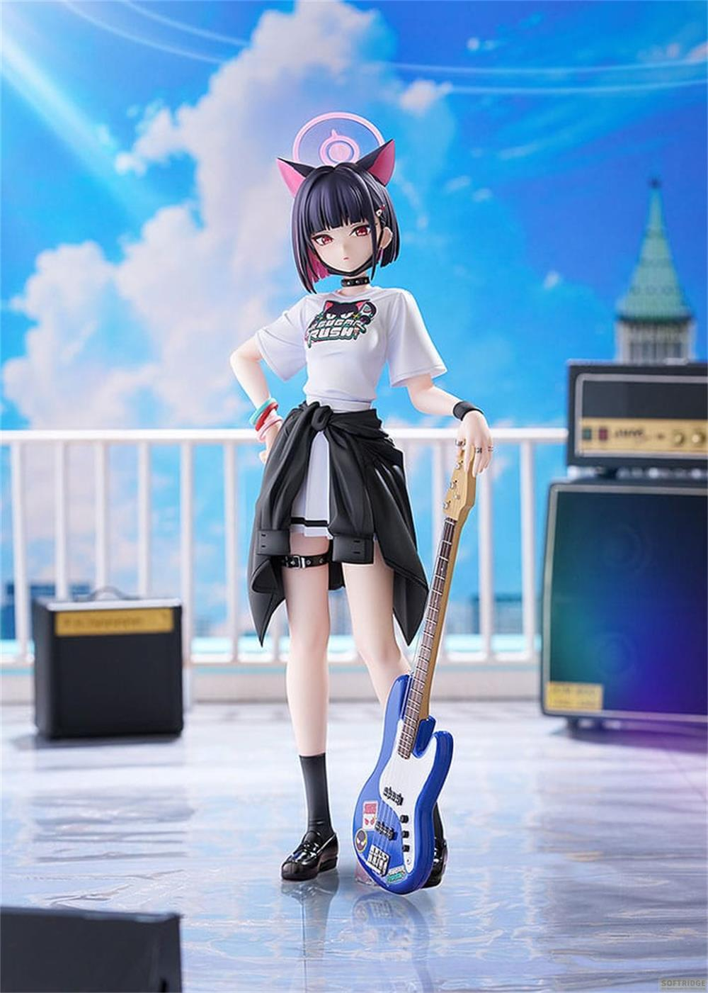 Anime-Figur mit Katzenohren hält eine blaue Gitarre, steht vor Verstärkern.