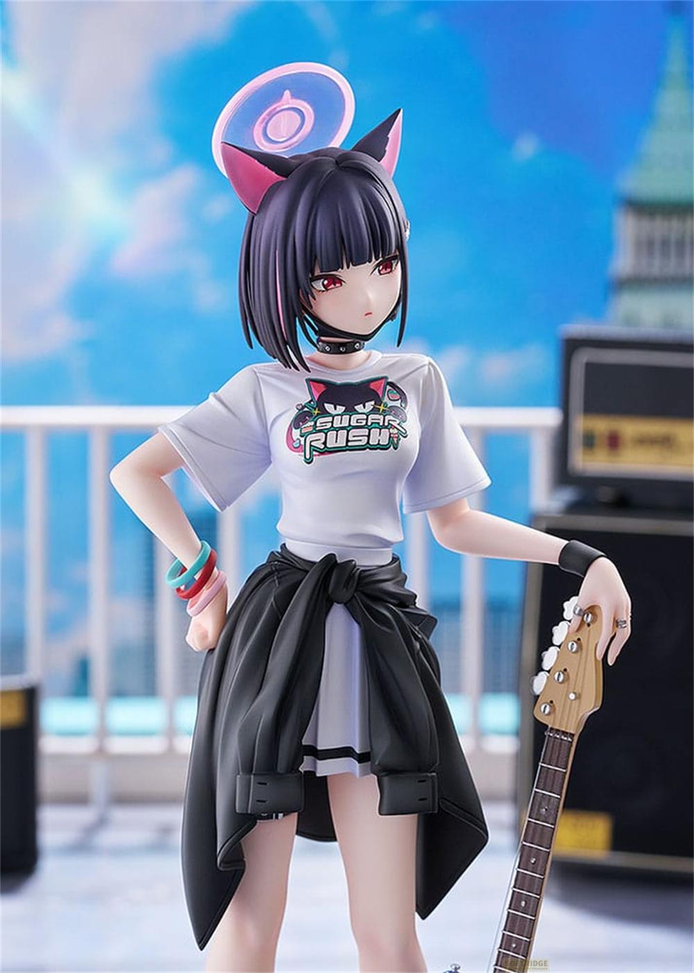 Anime-Figur mit Katzenohren und Heiligenschein hält Gitarre.