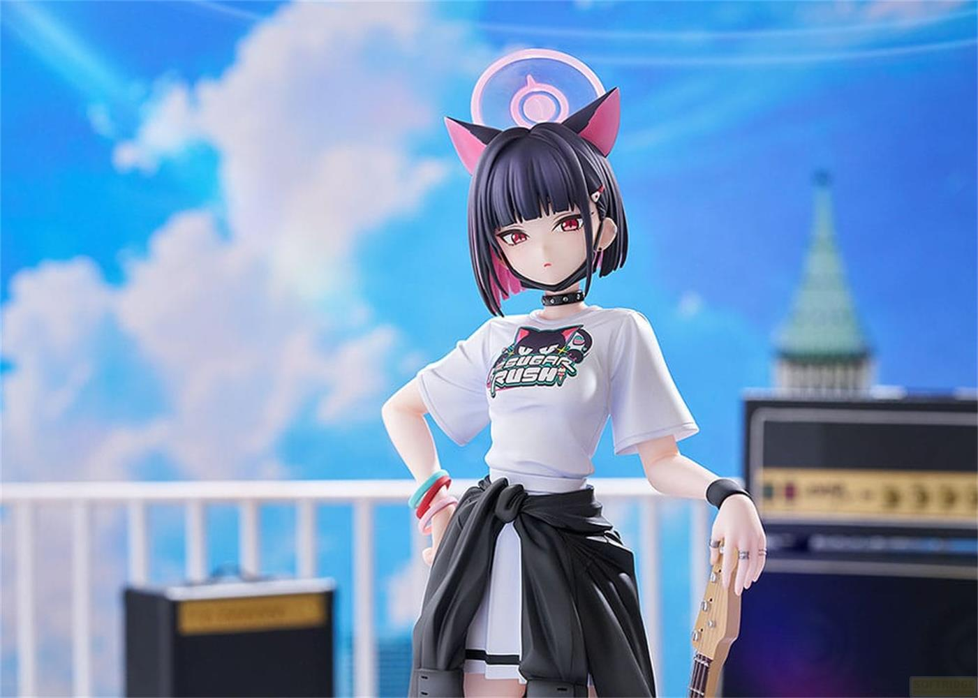 Anime-Figur mit Katzenohren und Gitarre, steht vor einem Verstärker und Wolken.