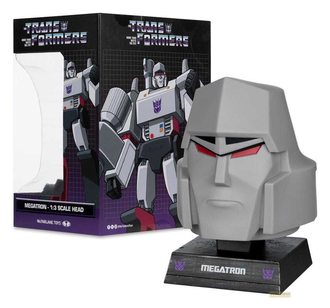Statua della testa di Megatron dei Transformers su un piedistallo, davanti alla confezione.