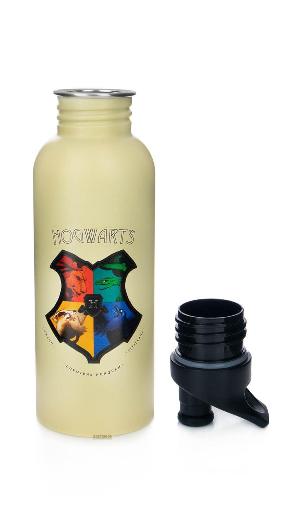 Ein cremefarbener Hogwarts-Becher mit dem Wappen und einem schwarzen Deckel daneben.