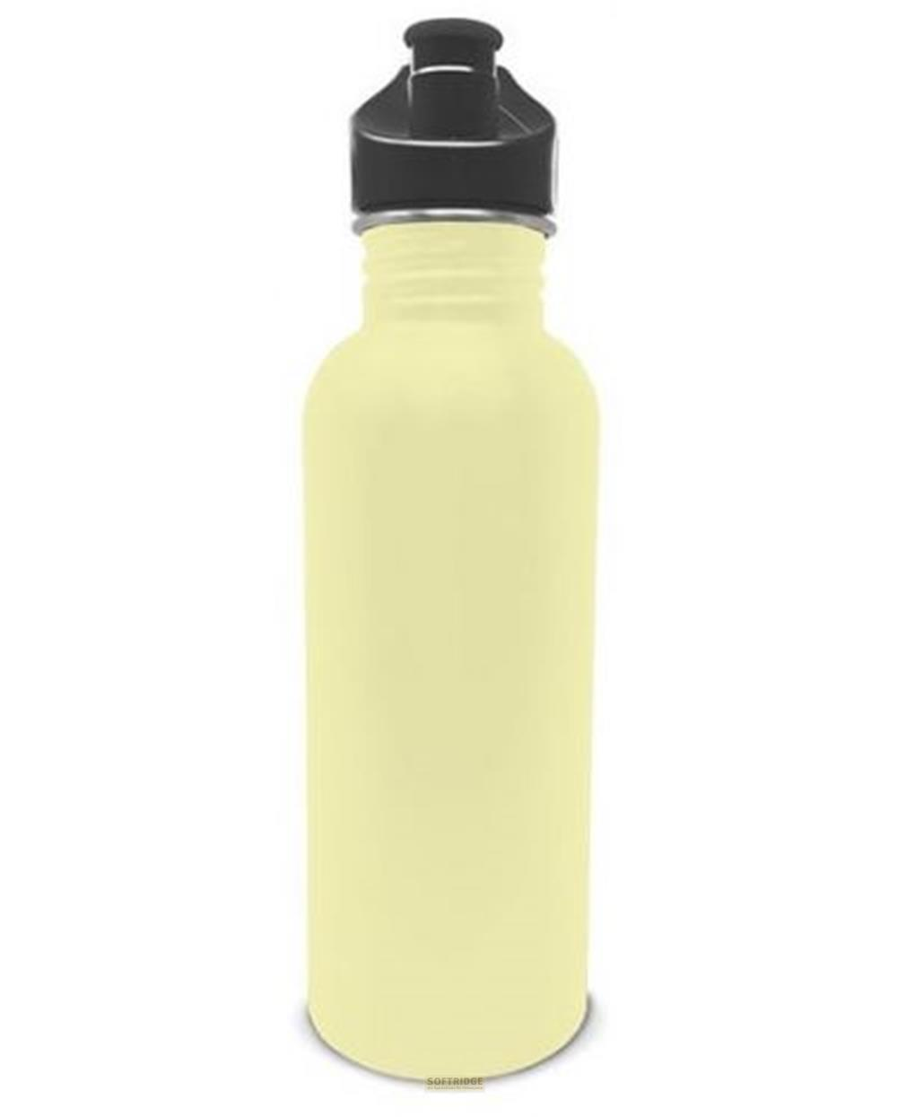 Eine hellgelbe Wasserflasche mit schwarzem Deckel steht auf weißem Hintergrund.