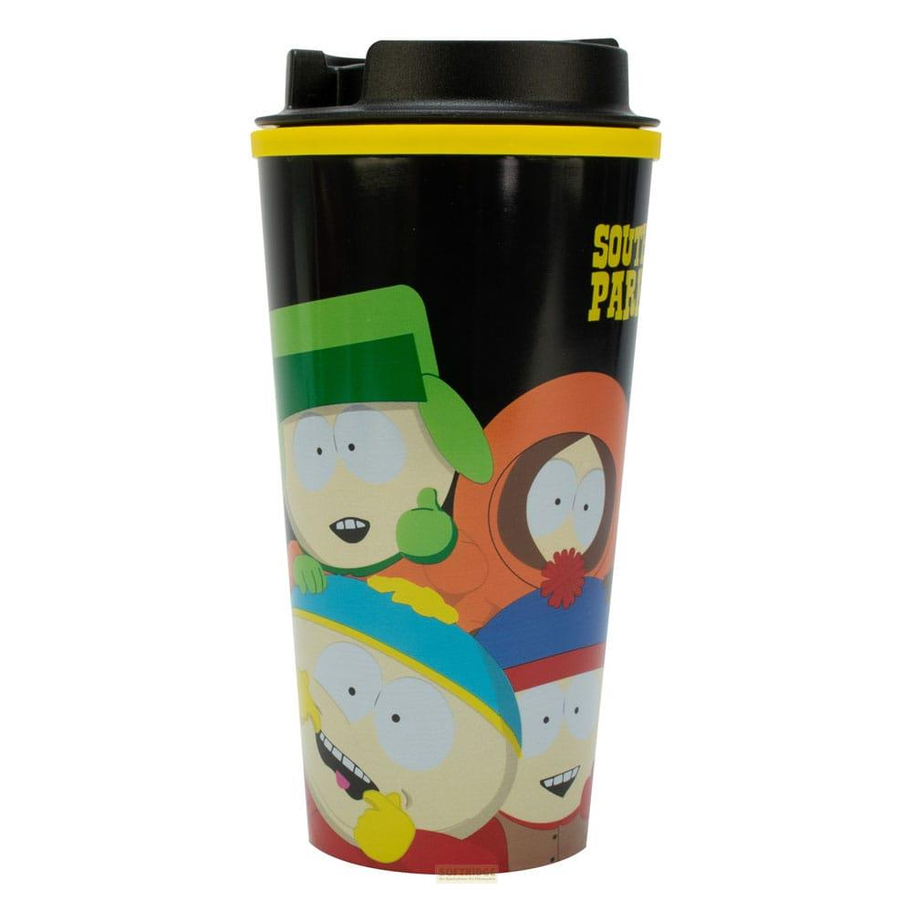 South Park Charaktere auf einem schwarzen Reisebecher mit gelbem Rand und schwarzem Deckel.