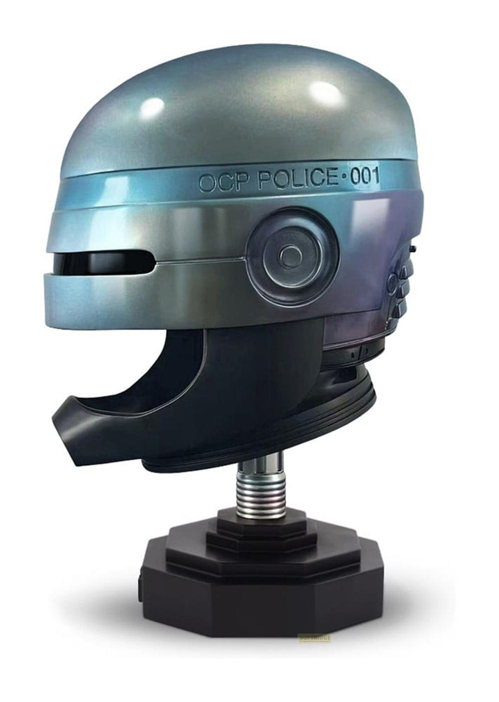 RoboCop Helm mit OCP POLICE 001 Aufschrift, auf schwarzem Sockel.
