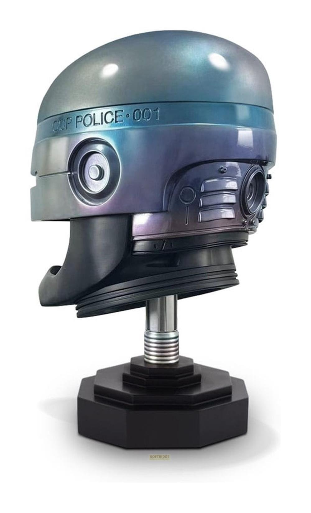Roboterhelm mit "Cop Police 001"-Aufschrift, auf einem schwarzen Sockel.