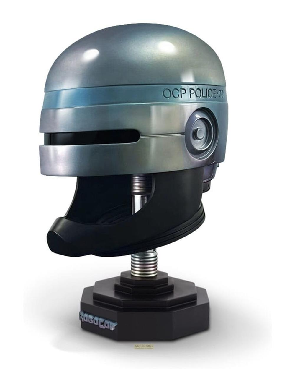 RoboCop-Helm mit OCP POLICE-Aufschrift, auf einem schwarzen Sockel.