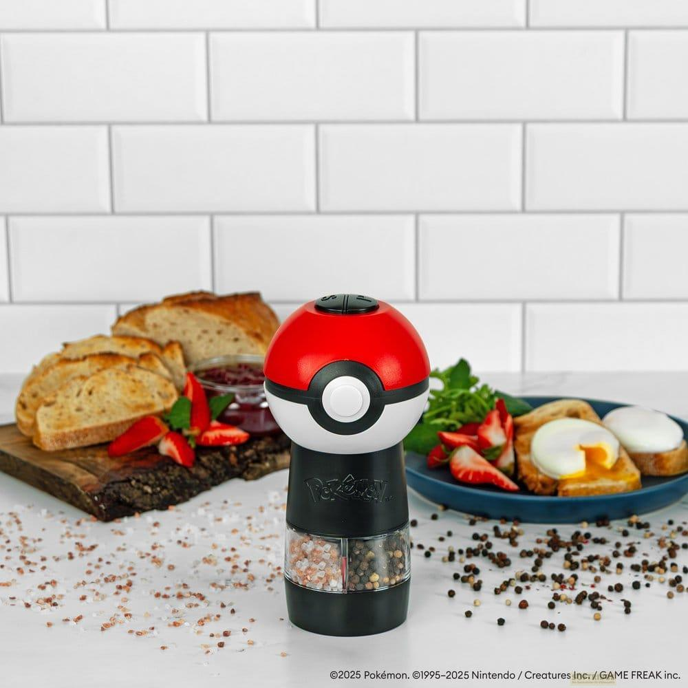 Pokéball-Gewürzstreuer mit Brot, Erdbeeren und pochierten Eiern.