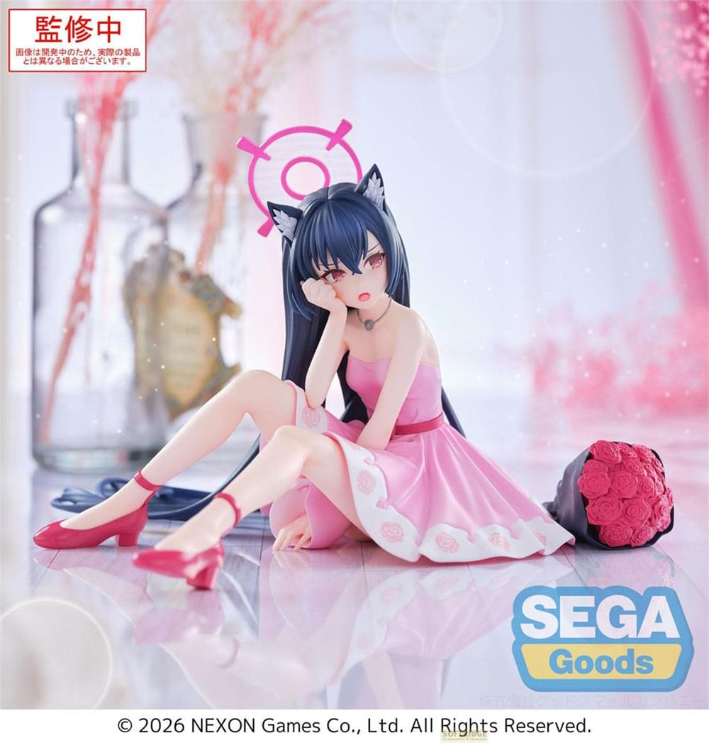 Anime-Figur mit Katzenohren in rosa Kleid sitzt neben Rosenstrauß.