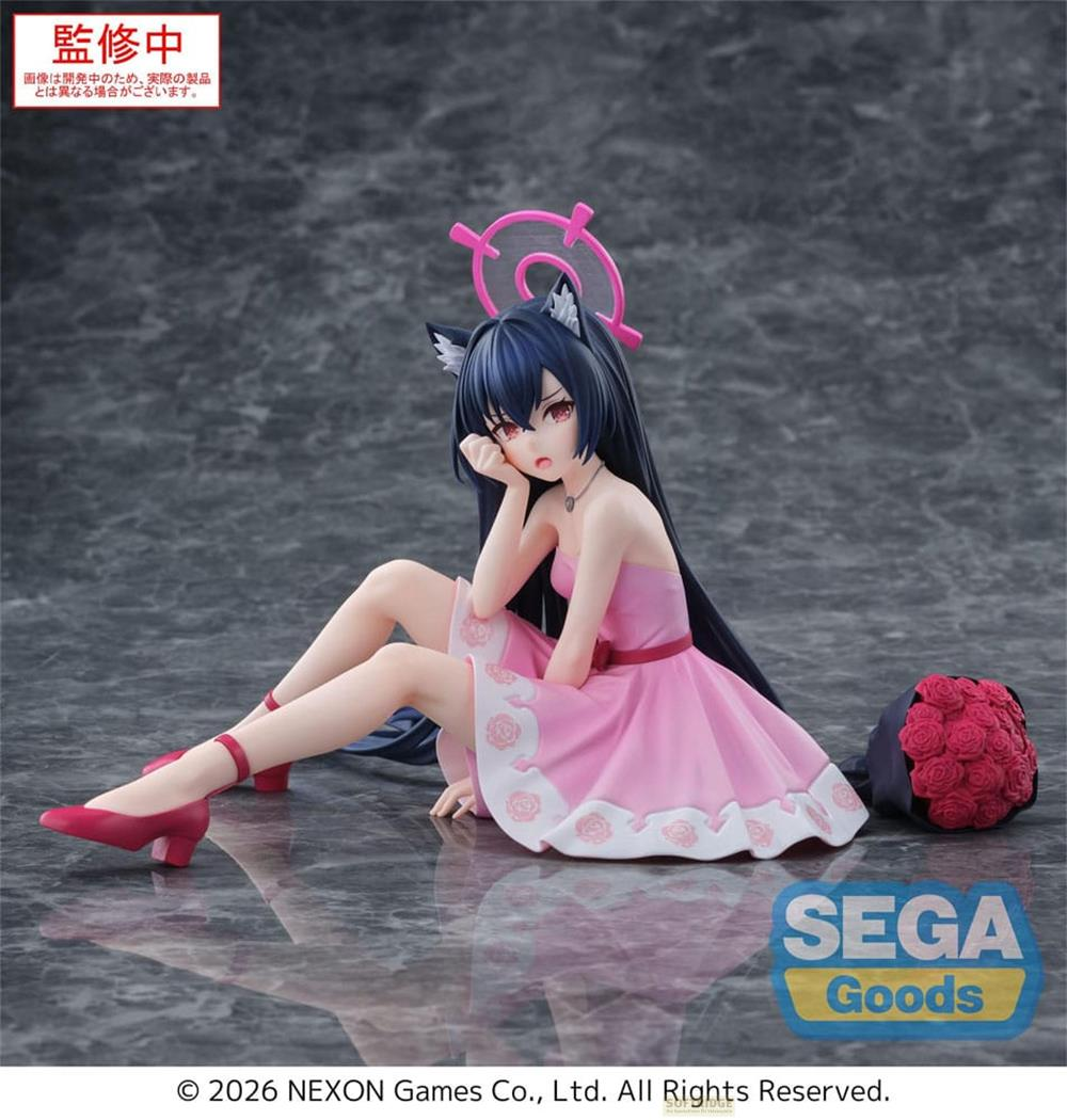 Anime-Figur in rosa Kleid mit Katzenohren, sitzt, hält Blumenstrauß.