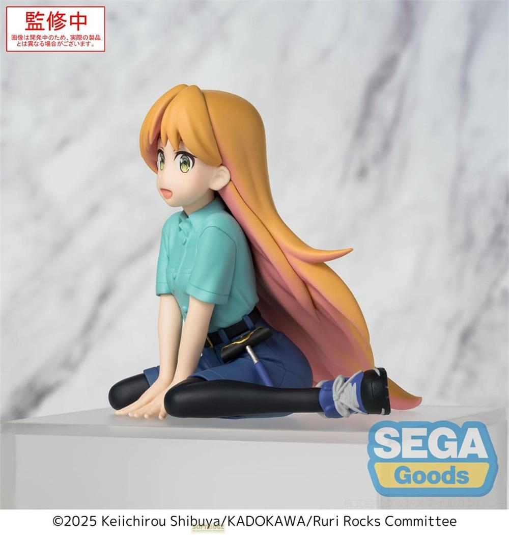 Anime-Figur eines Mädchens mit orangefarbenem Haar, das auf dem Boden sitzt.