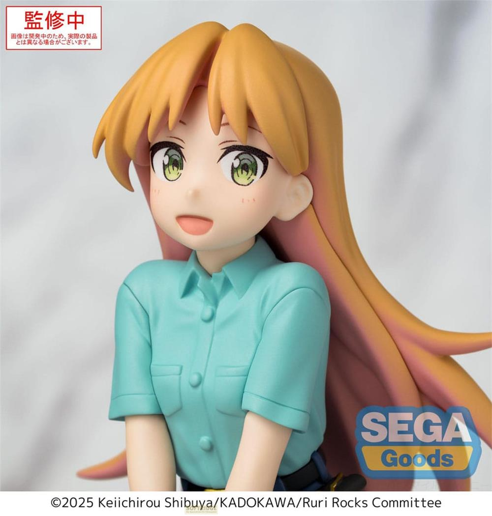Anime-Figur mit orangefarbenem Haar, grünen Augen, trägt ein türkisfarbenes Hemd.