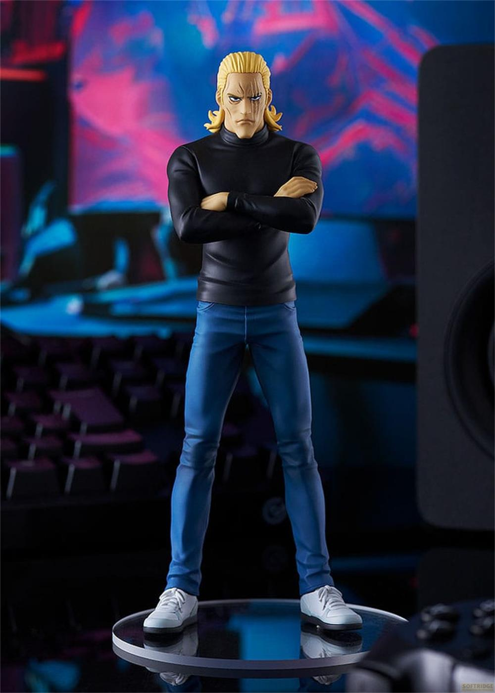 Eine Figur mit blonden Haaren in schwarzem Rollkragenpullover und blauer Hose.