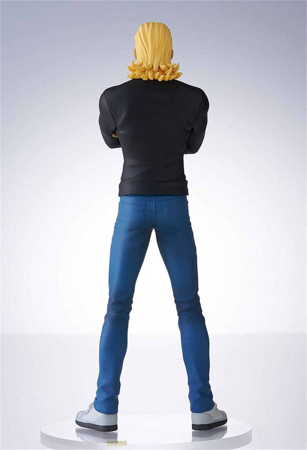 Mann mit blonden Haaren in schwarzer Jacke und blauer Hose, von hinten gesehen.