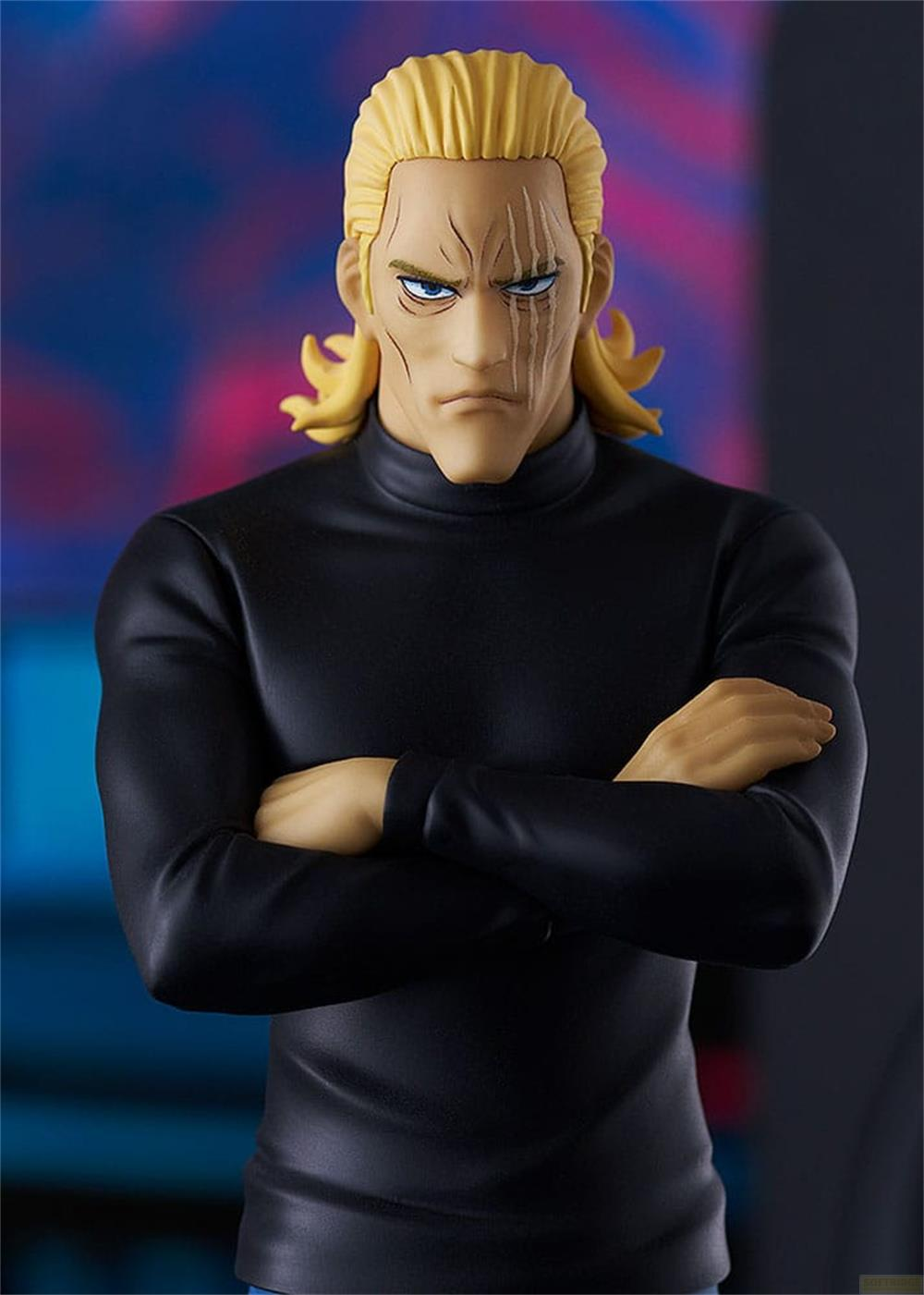 Eine Figur mit blonden Haaren trägt ein schwarzes Rollkragenshirt und hat die Arme verschränkt.