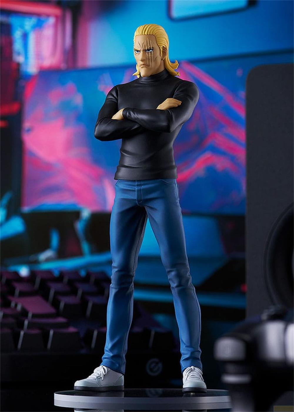 Eine Figur mit blonden Haaren trägt einen schwarzen Rollkragenpullover, blaue Jeans und weiße Sneaker.