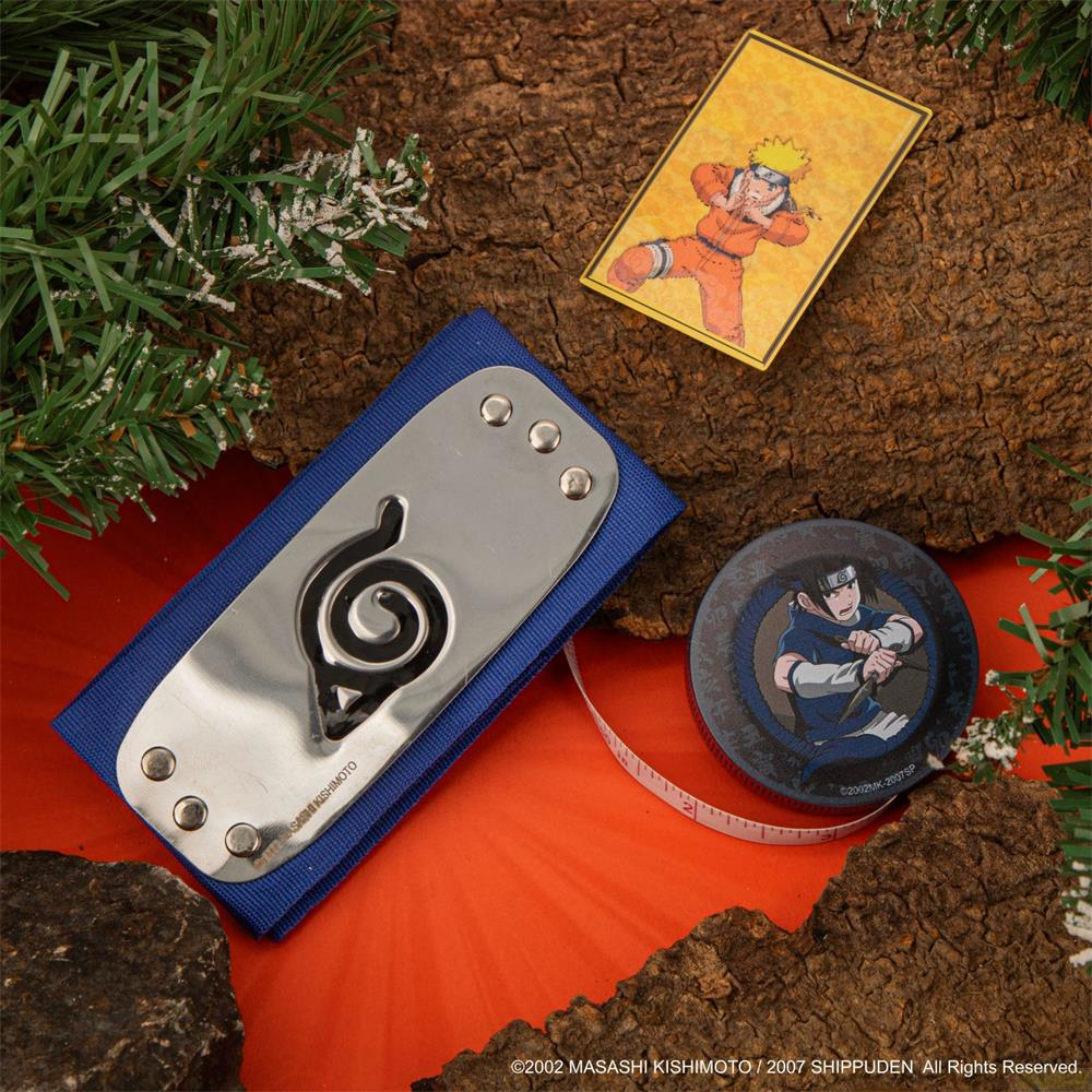 Naruto-Stirnband, Naruto-Karte und Sasuke-Maßband auf Holzhintergrund.