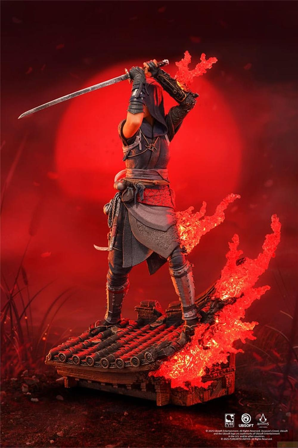 Figur eines Kriegers mit Schwert, umgeben von roter Flamme, auf Dachziegeln.