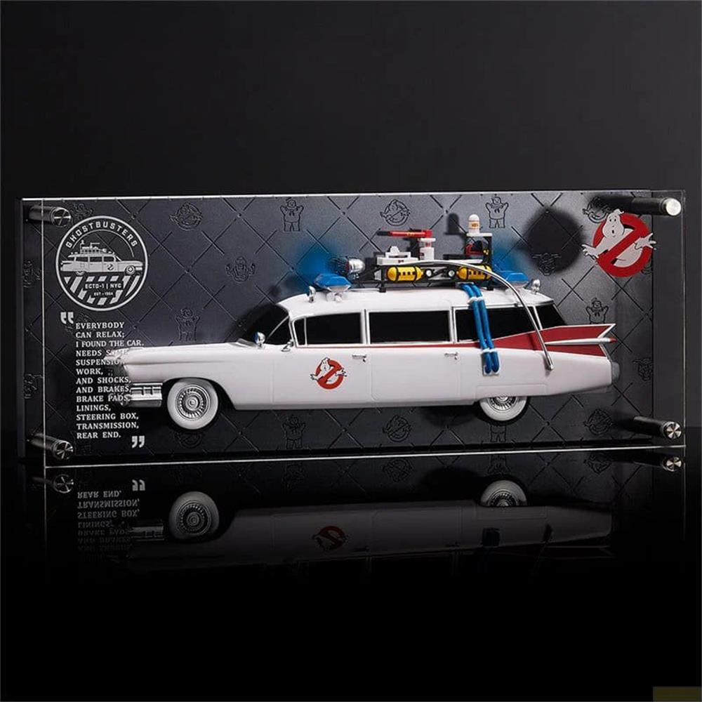 Das Ghostbusters-Auto ECTO-1 mit Ausrüstung und Logo auf schwarzem Hintergrund.