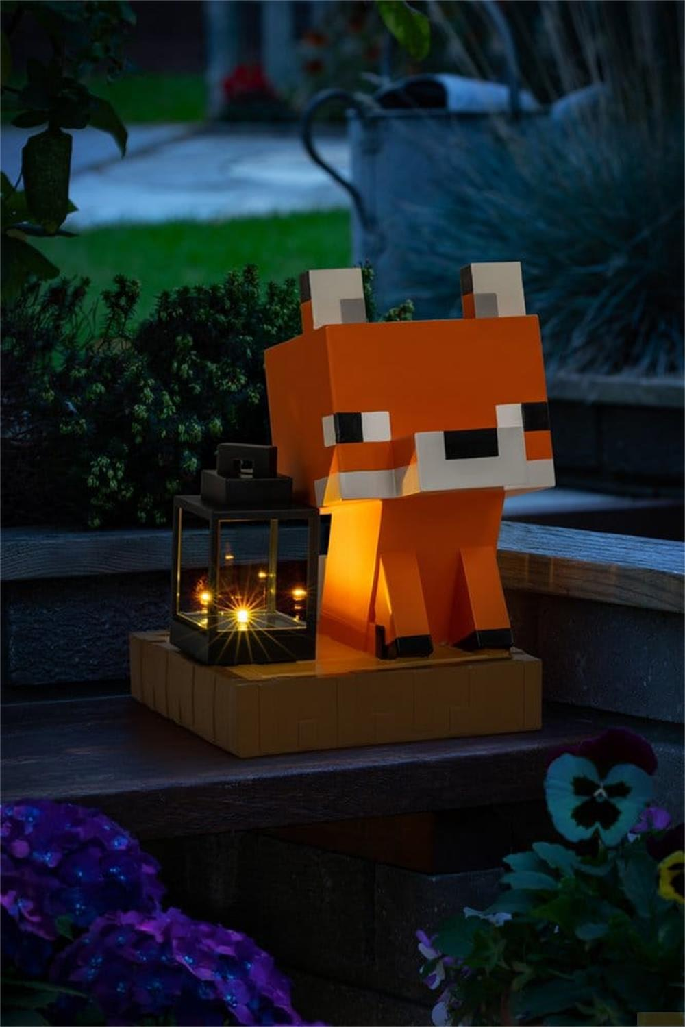Minecraft Fuchsfigur mit Laterne auf Holz, abends.