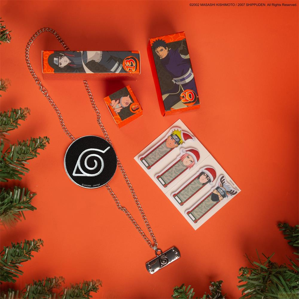 Naruto-Merchandise: Halskette mit Konoha-Symbol, Schachteln und Aufklebern mit Charakteren.