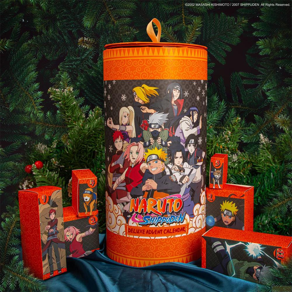 Naruto Shippuden Adventskalender mit Charakteren, umgeben von Tannenbäumen.