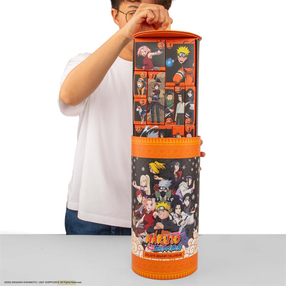 Eine Person hält einen Naruto Shippuden Adventskalender mit Charakteren und Zahlen.