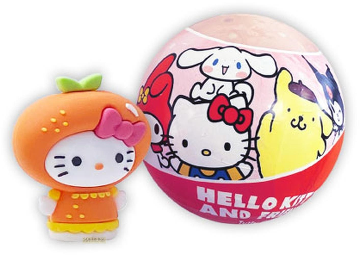 Eine Hello Kitty Figur in Orangenhülle neben einem Ball mit Hello Kitty und Freunden.
