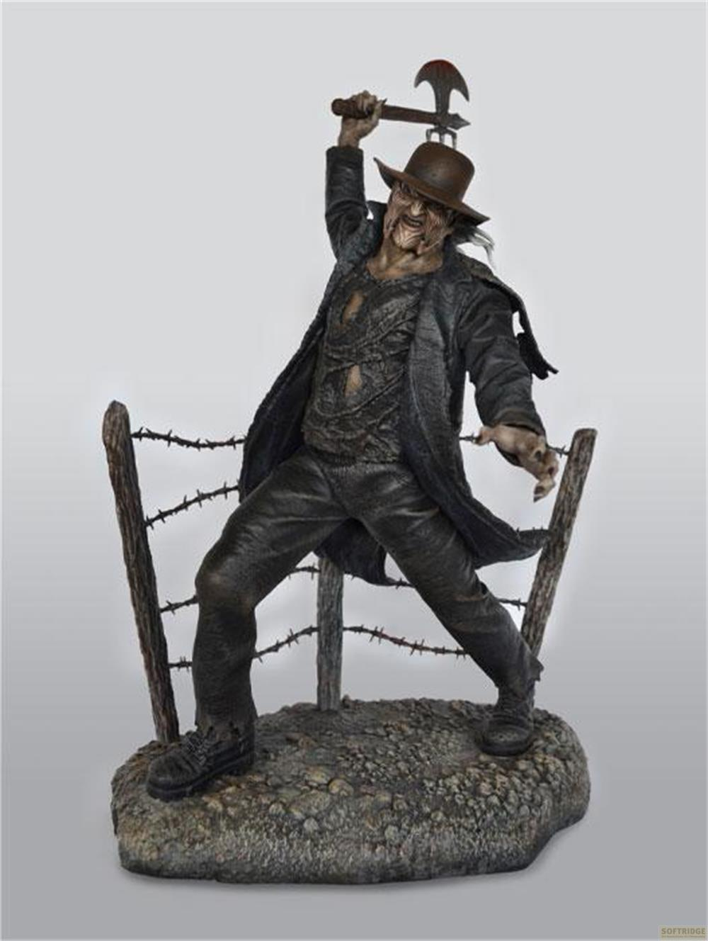Gruselige Figur mit Hut und Axt, die über einen Stacheldrahtzaun ragt.