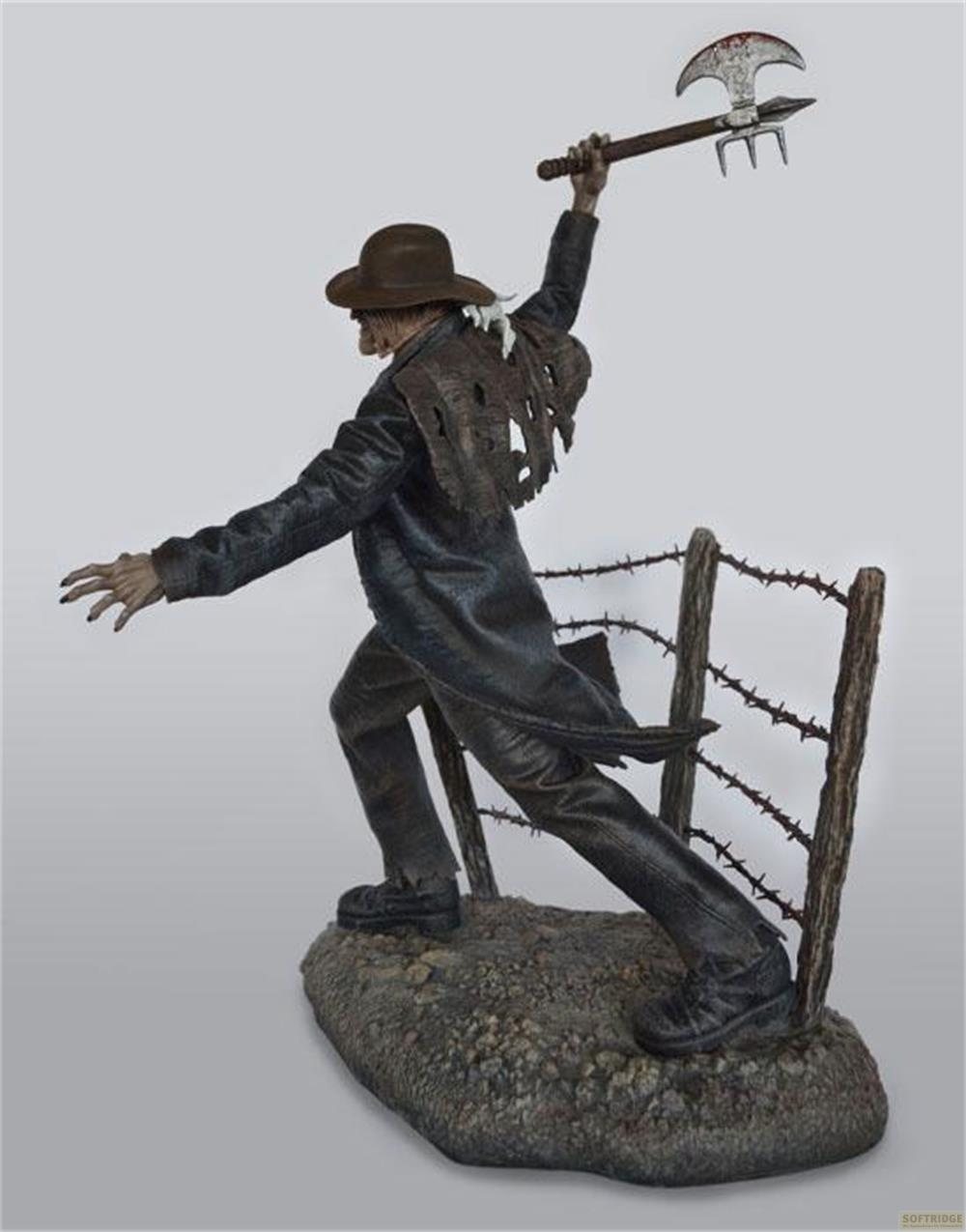 Gruselige Figur mit Hut und Axt, die über einen Stacheldrahtzaun springt.