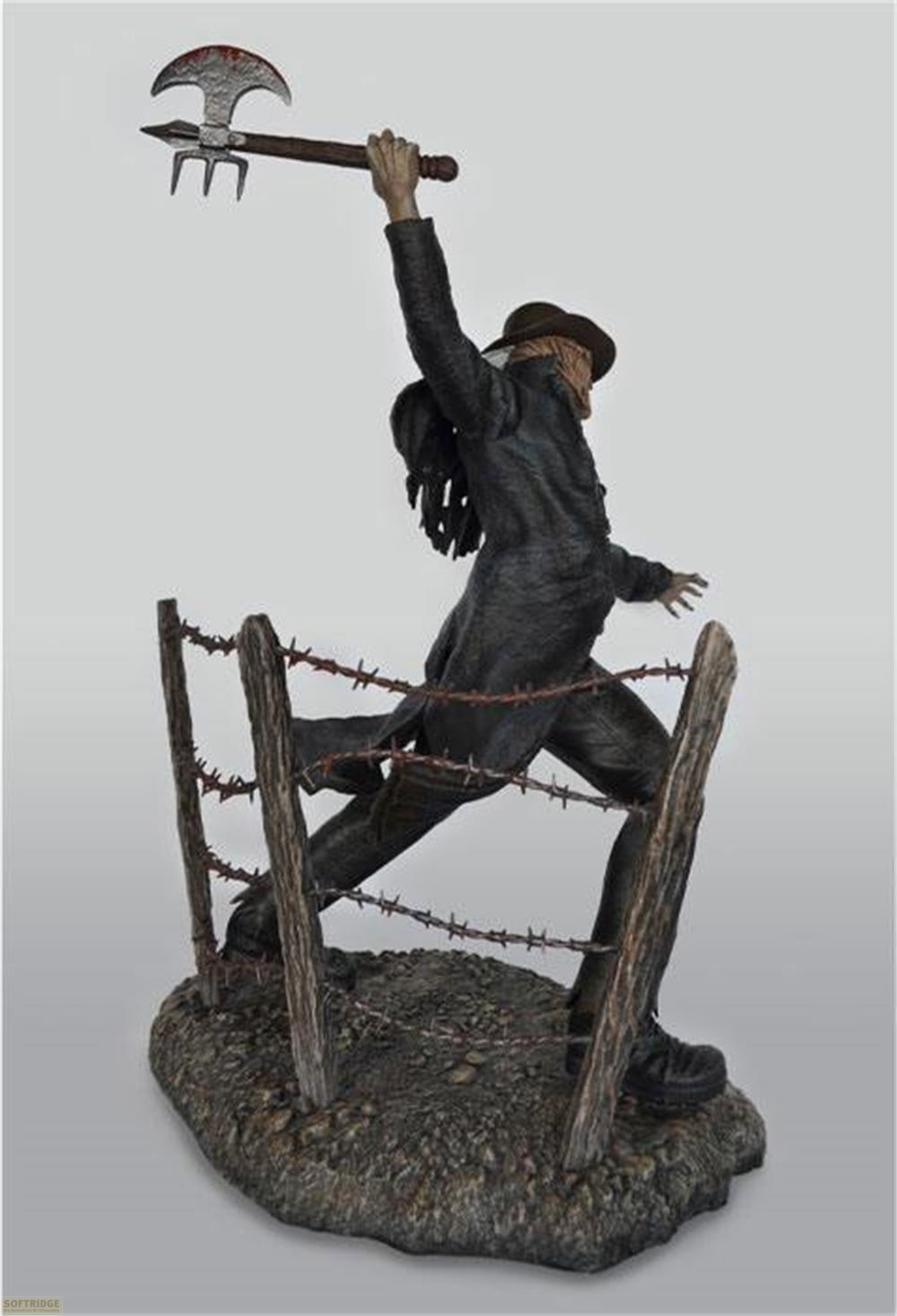 Eine Figur mit Axt hinter einem Stacheldrahtzaun.