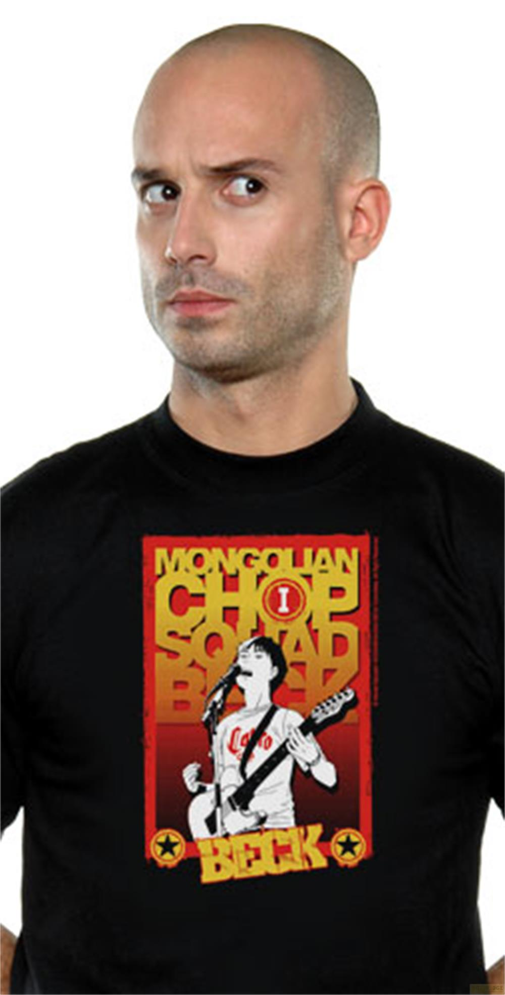 Ein Mann mit Glatze trägt ein schwarzes T-Shirt mit dem Aufdruck „Mongolian Chop Squad“ und Beck.