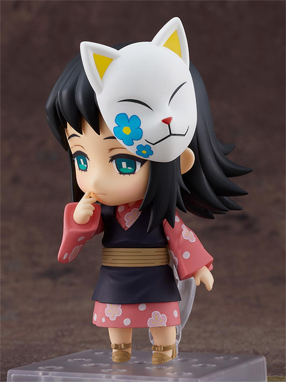 Figura anime con maschera di gatto, kimono rosa floreale, gilet scuro.