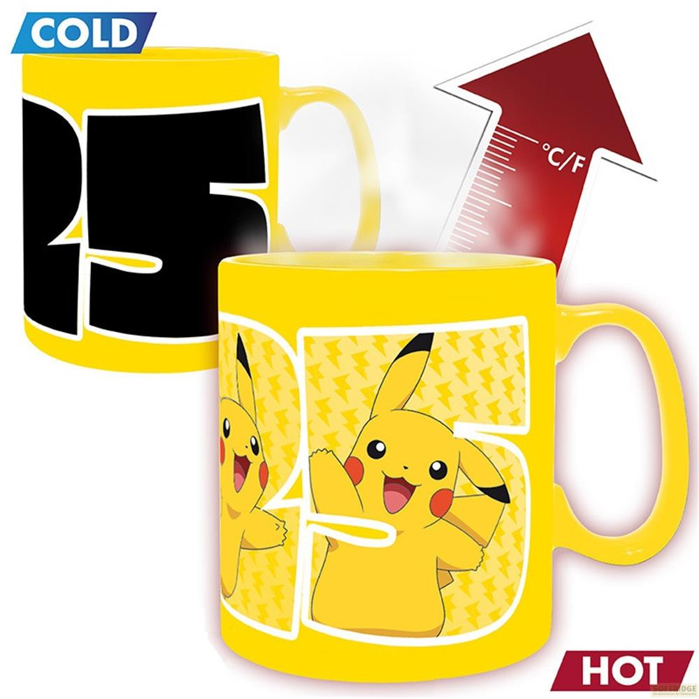 Gelbe Tasse mit Pikachu-Motiv, die sich bei Hitze von schwarz zu bunt ändert.