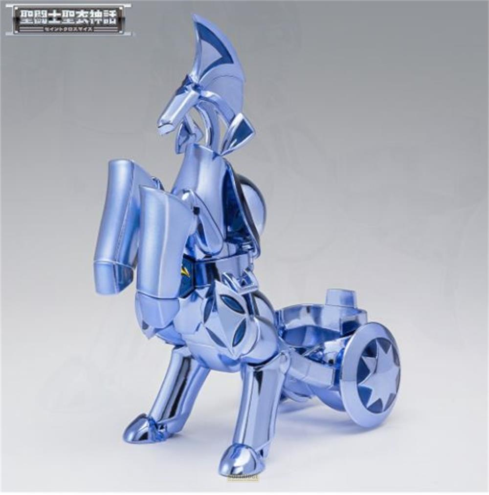 Una figura robotica blu lucida di un cavallo che tira un carro.