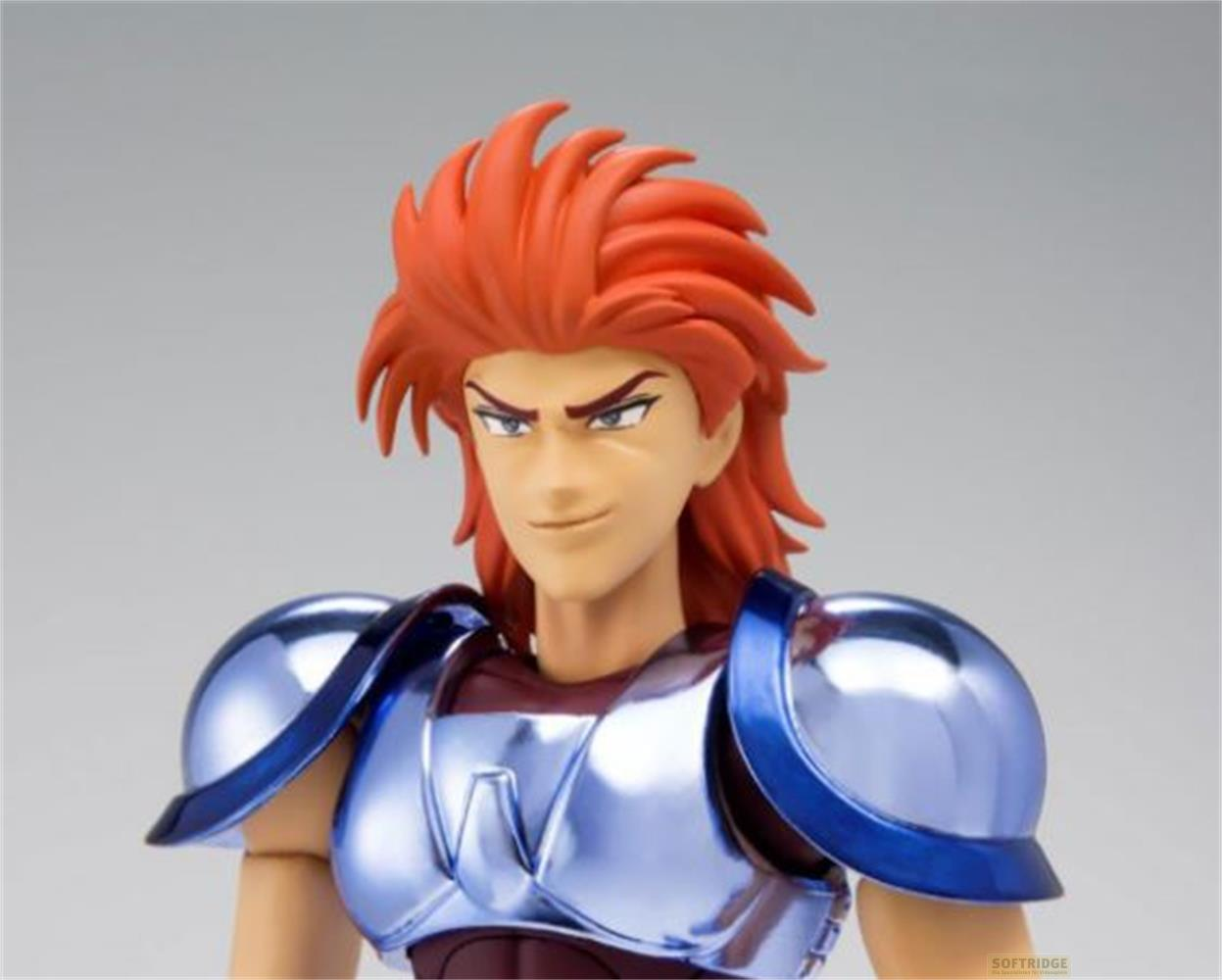 Un action figure con capelli rosso fuoco e armatura blu posa.