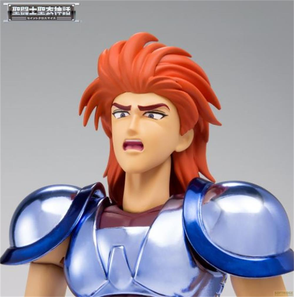 Un action figure con capelli rossi e armatura blu, bocca aperta.