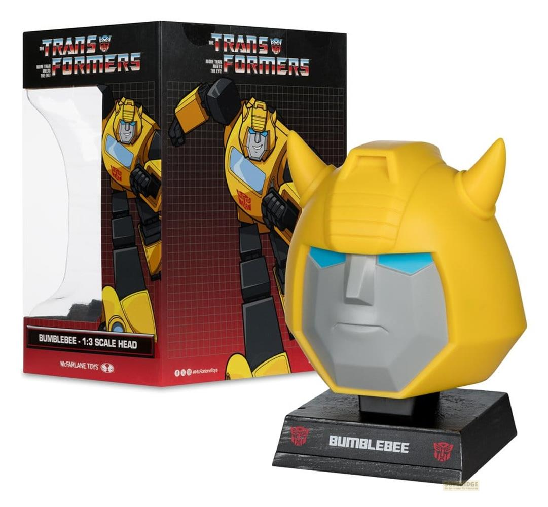 Testa di Bumblebee di scena su un piedistallo, accanto alla sua scatola.