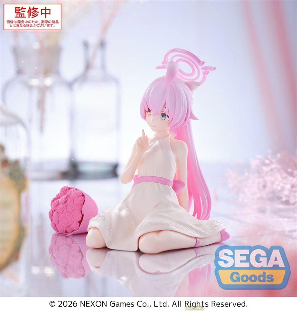 Anime-Figur mit pinken Haaren in weißem Kleid, hält pinken Blumenstrauß.