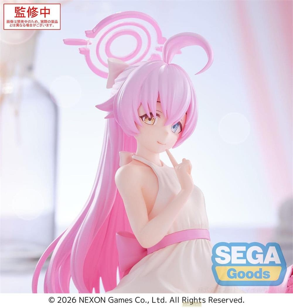 Anime-Figur mit langen rosa Haaren, weißem Kleid und SEGA Goods Logo.