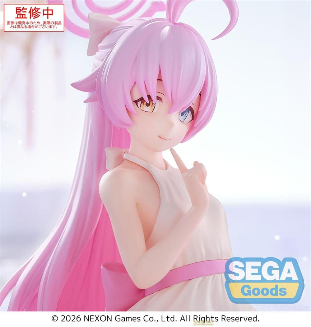 Eine Figur mit langen rosa Haaren, die ein weißes Kleid trägt. Im oberen linken Bereich steht „Überprüfung“.