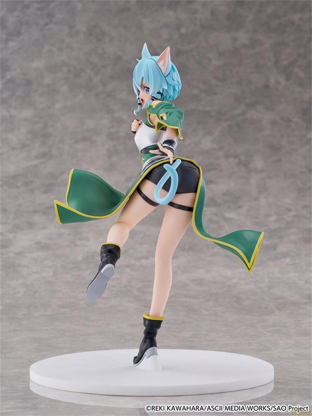 Anime-Figur mit blauen Haaren, Katzenohren, grüner Kleidung und schwarzen Stiefeln.